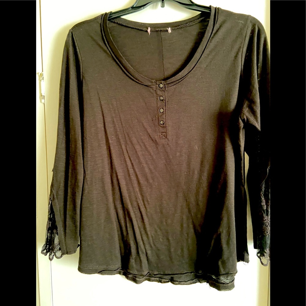 2X ladies top black with lace sleeves.